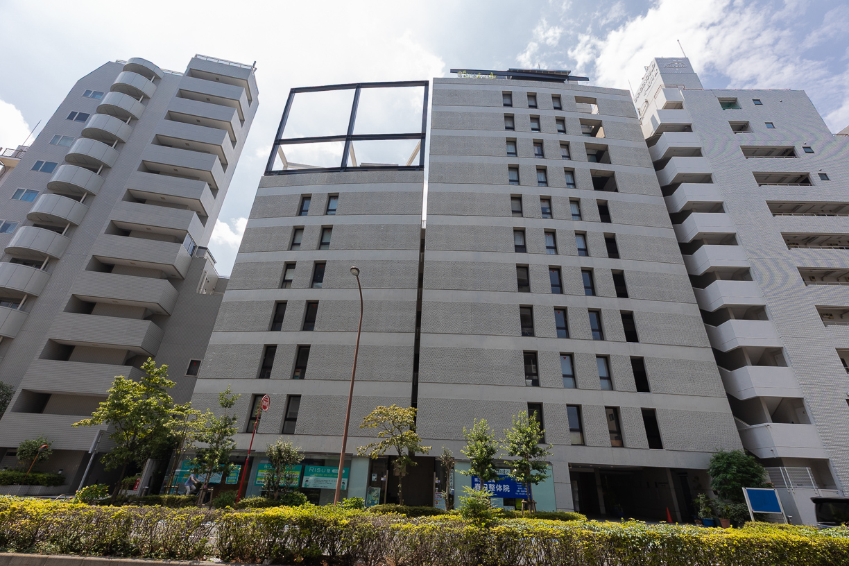 132㎡超え、住居エリアワンフロア1住戸。4階部分につき陽当たり良好。対面キッチン、全居室クローゼット完備